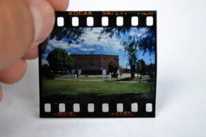 Udlap, udla, universidad de las Américas, fotografía vieja, foto análoga, fotografía análoga, mujer naranja, pasillo udlap, pasillo udlap, kodak, auditorio udla