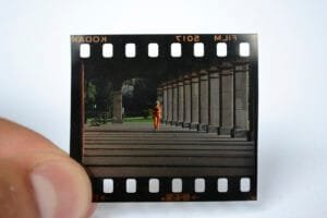 Udlap, udla, universidad de las Américas, fotografía vieja, foto análoga, fotografía análoga, mujer naranja, pasillo udlap, pasillo udlap, kodak