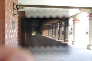 Udlap, udla, universidad de las Américas, fotografía vieja, foto análoga, fotografía análoga, mujer naranja, pasillo udlap, pasillo udlap, kodak