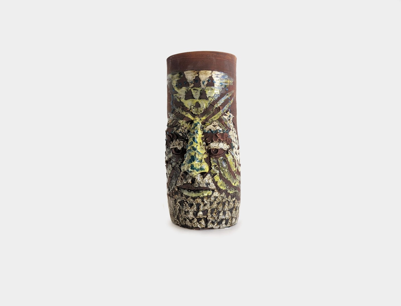 Escultura de cerámica con rostro de hombre maya y pintura africana inspirada en Shango – 38 × 24 × 15 cm – Tlalticpac, región Yum Kaax