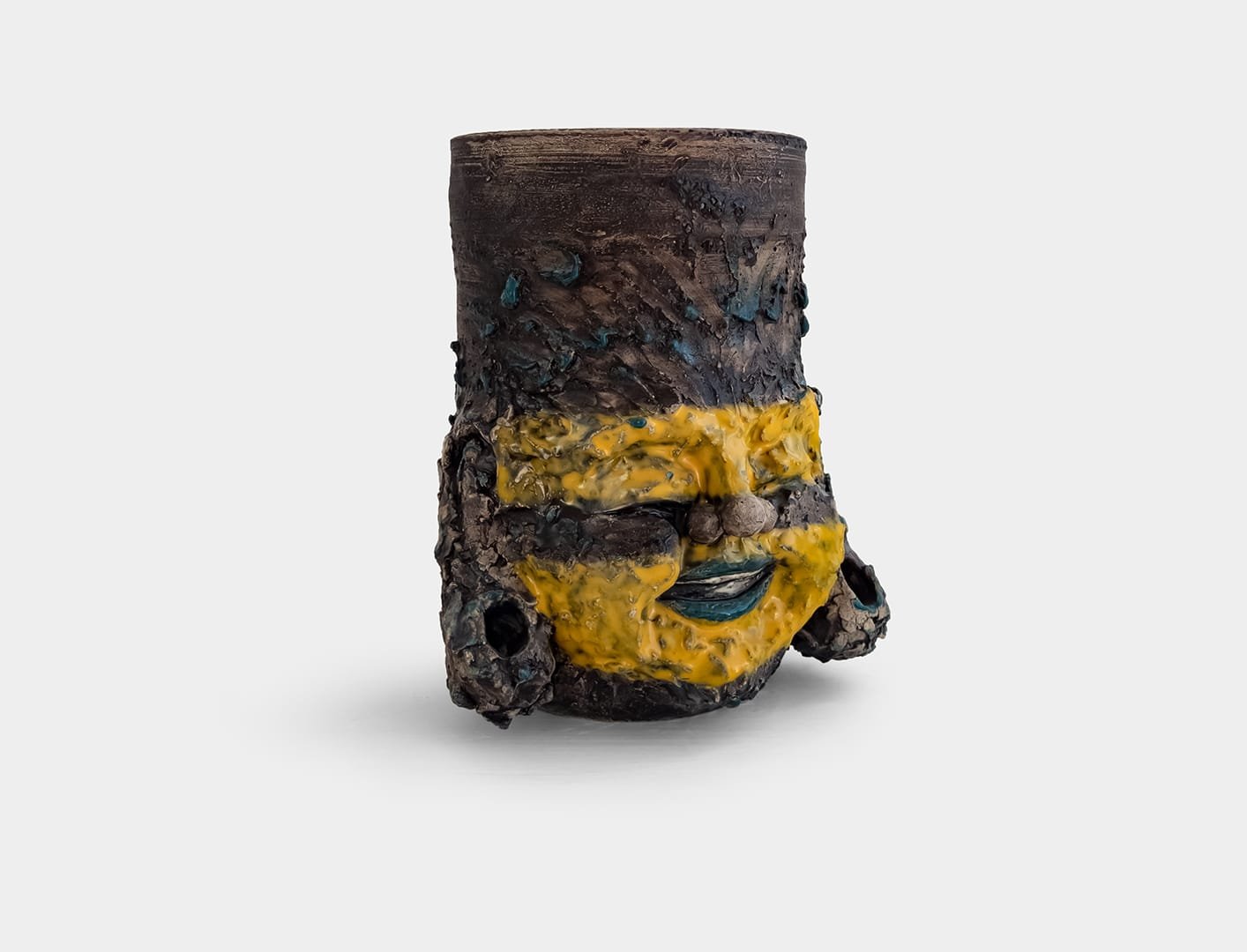 Jarrón de cerámica con rostro de Hotei pintado como Tecatzlipocatl y símbolo maya grabado – pieza de Tlalticpac (Vayú)