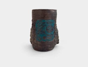 Jarrón de cerámica con rostro de Hotei pintado como Tecatzlipocatl y símbolo maya grabado – pieza de Tlalticpac (Vayú)