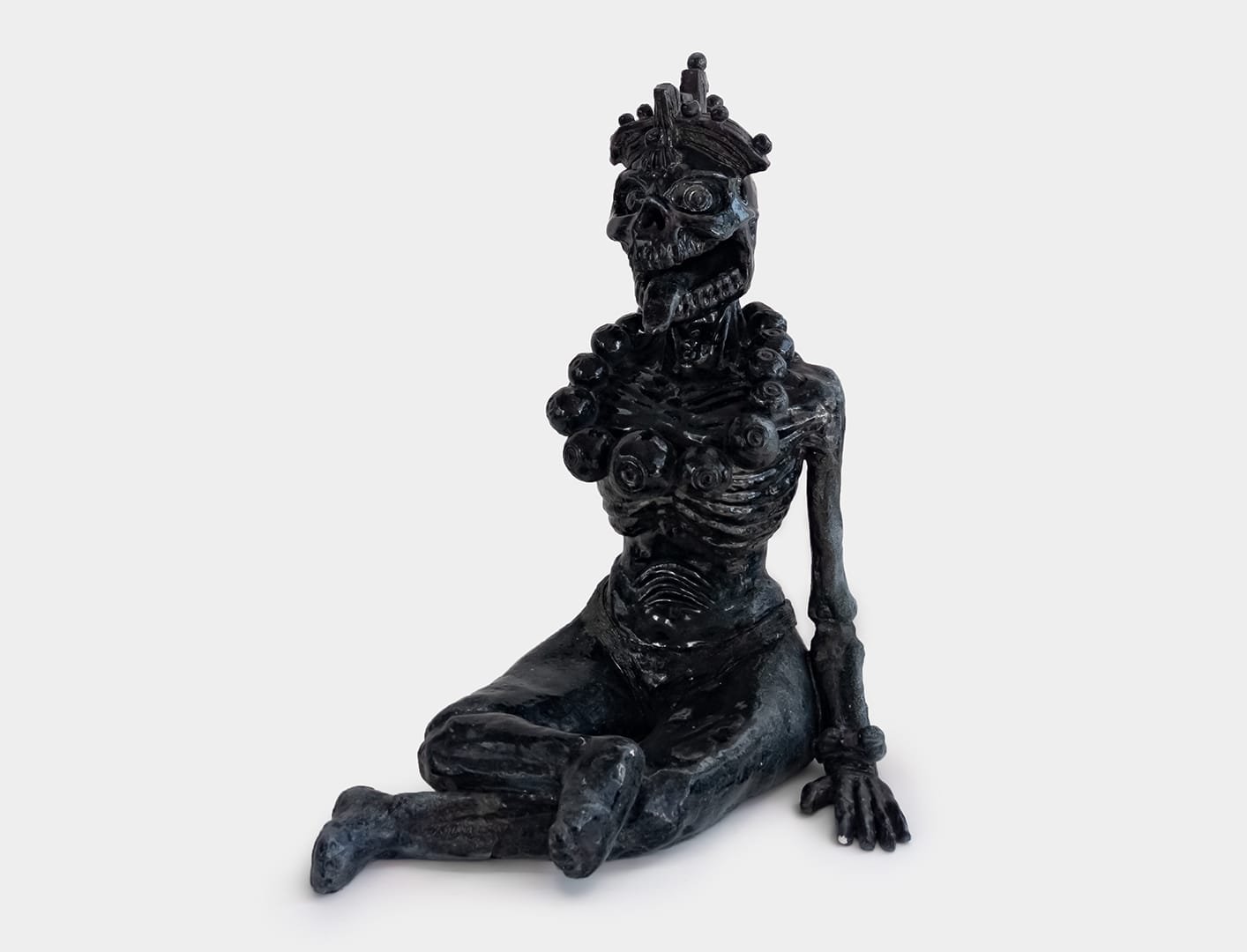 Escultura cerámica negra de Mictlantecuhtli con nariz de pedernal, sentado, símbolo del juicio espiritual en Tlalticpac – 58 x 35 x 60 cm