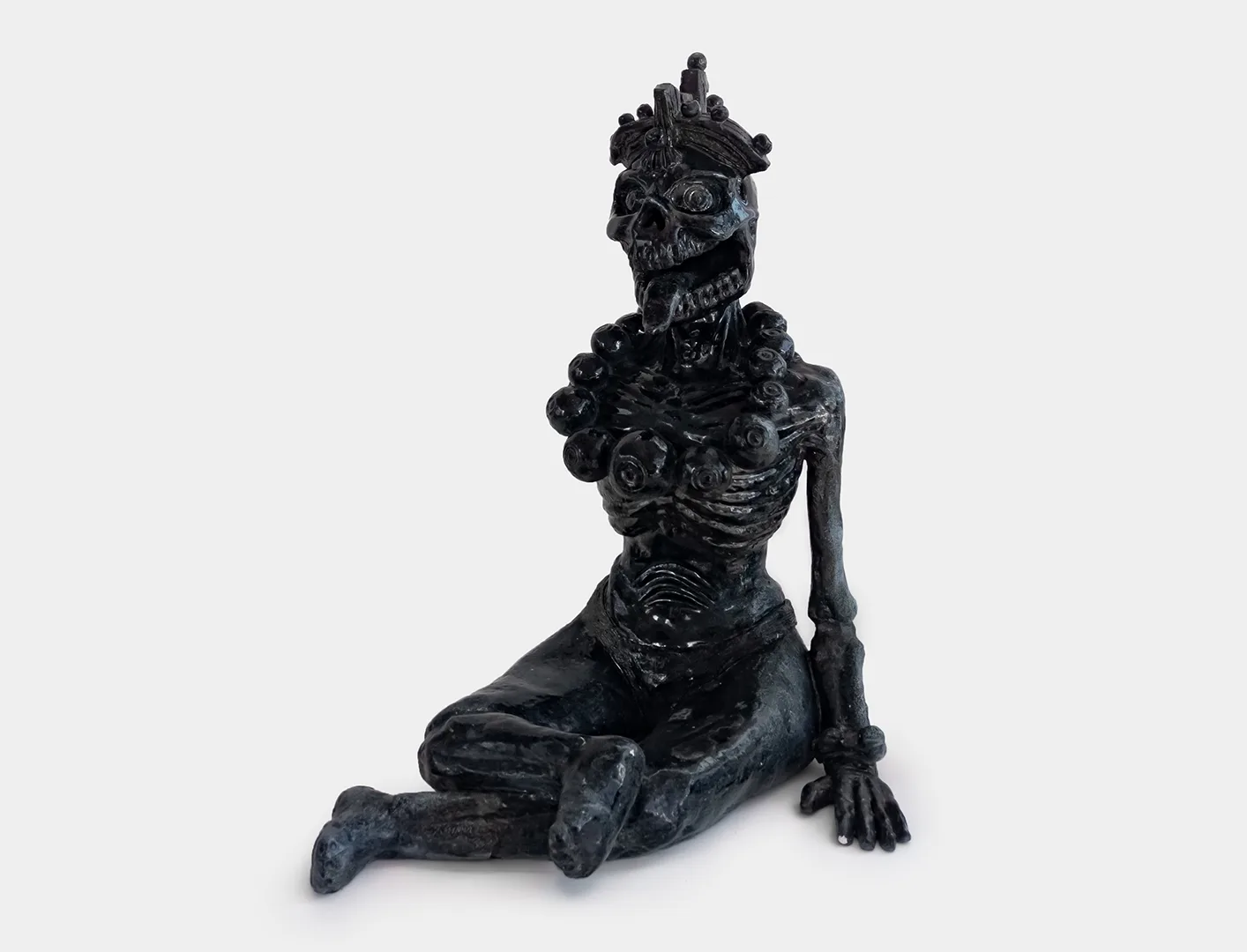 Escultura cerámica negra de Mictlantecuhtli con nariz de pedernal, sentado, símbolo del juicio espiritual en Tlalticpac – 58 x 35 x 60 cm