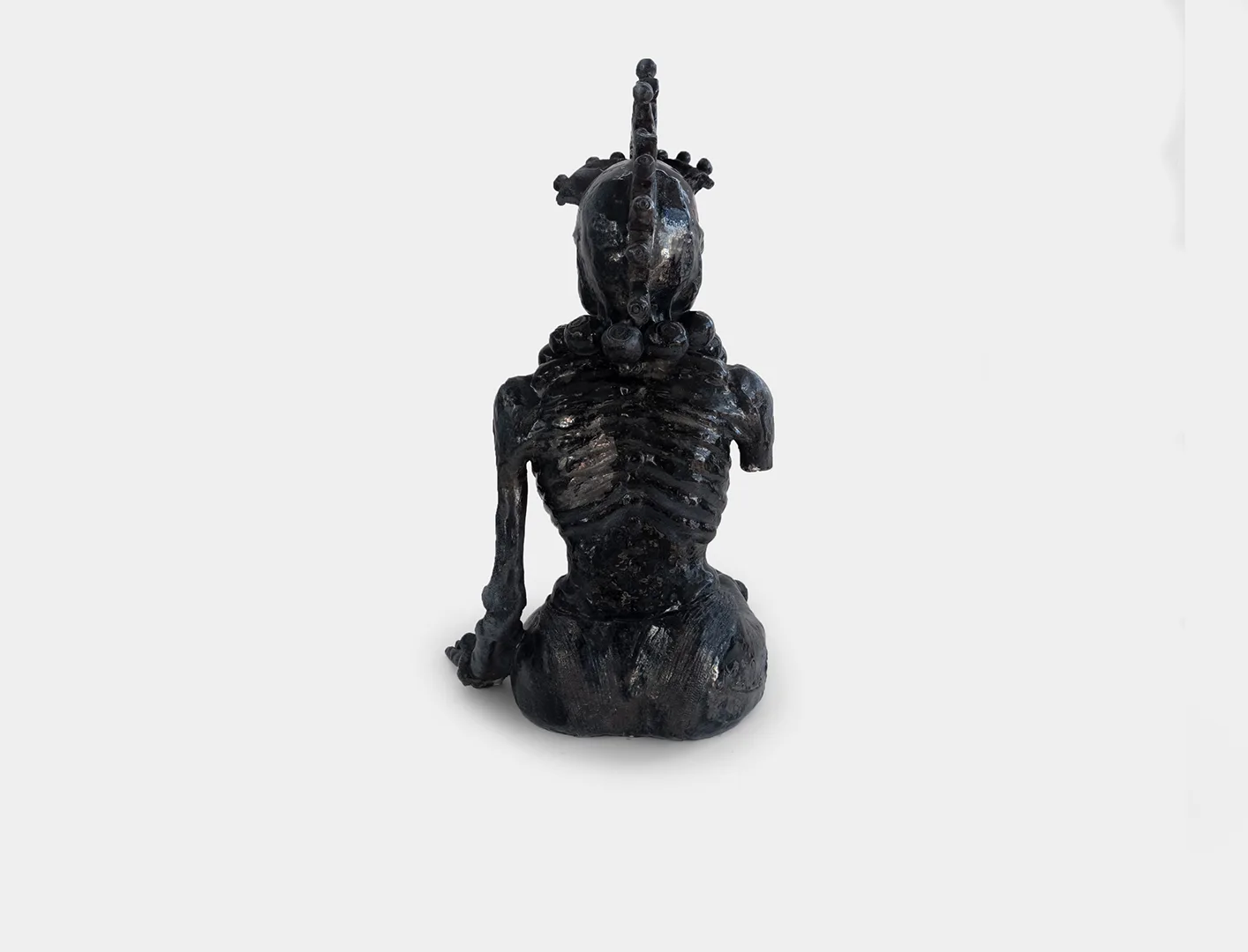Escultura cerámica negra de Mictlantecuhtli con nariz de pedernal, sentado, símbolo del juicio espiritual en Tlalticpac – 58 x 35 x 60 cm