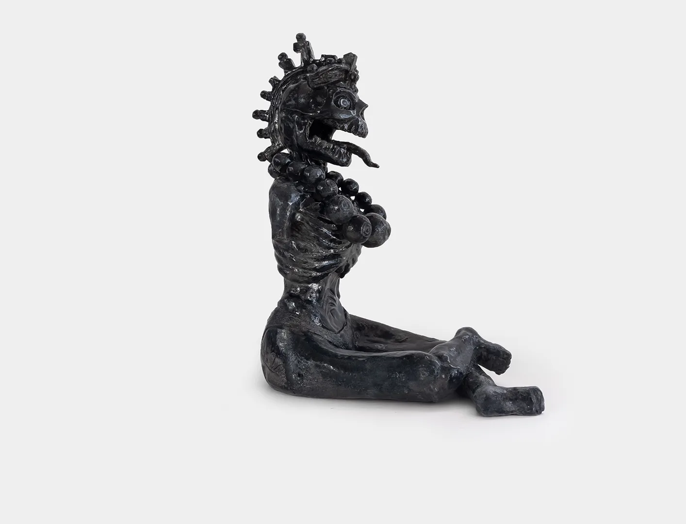 Escultura cerámica negra de Mictlantecuhtli con nariz de pedernal, sentado, símbolo del juicio espiritual en Tlalticpac – 58 x 35 x 60 cm