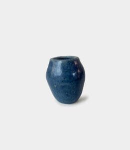 Vasito tequilero de cerámica esmaltada en tonos verdes y azules con óxidos minerales, inspirado en tunas de la región Vayú, Tlalticpac, hecho en cono 10.
