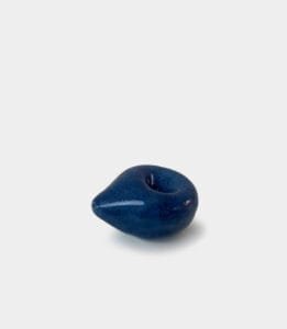 Pipa de cerámica cono 10 en forma de gota, inspirada en símbolos mesoamericanos de los códices, con esmaltes minerales.