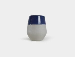 Macetita de cerámica esmaltada en azul y crema, con forma redondeada, hecha en cono 10, inspiración Vayú Tlalticpac.