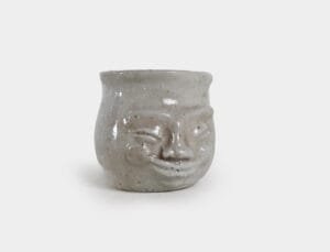 Vasito mezcalero de cerámica cono 10 con esmaltes minerales y polvo de hueso, con diseño inspirado en Los Siete Sabios del Equilibrio de Vayú, Tlalticpac.