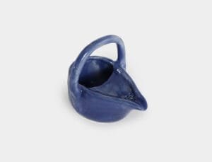 Tetera de cerámica esmaltada en tonos azules, fabricada en cono 10 con esmaltes de óxidos minerales, inspirada en la región Ha’ de Tlalticpac.