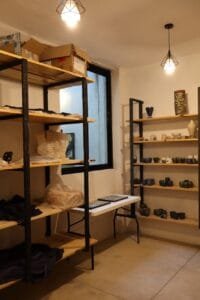 Detalle de fórmulas y esmaltes artesanales en estantería