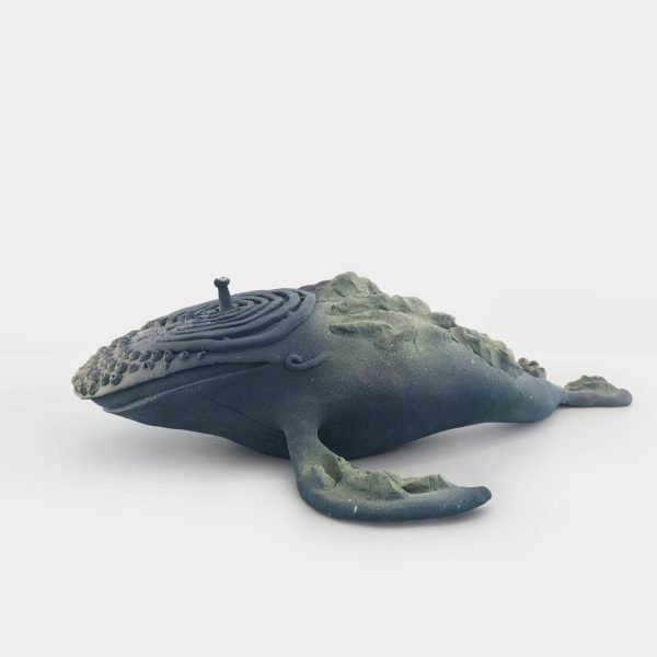 Escultura cerámica de una ballena con diseño de la Atlántida, símbolo del reino oceánico de Ha’, Tlalticpac