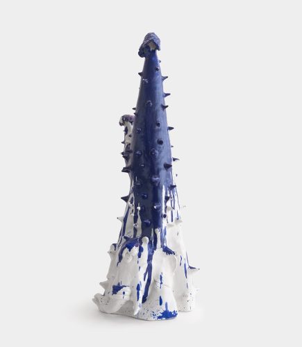 Escultura cerámica de un árbol ceiba con cabeza de elefante y símbolos místicos, pigmento cobalto – Yum Kaax, Tlalticpac