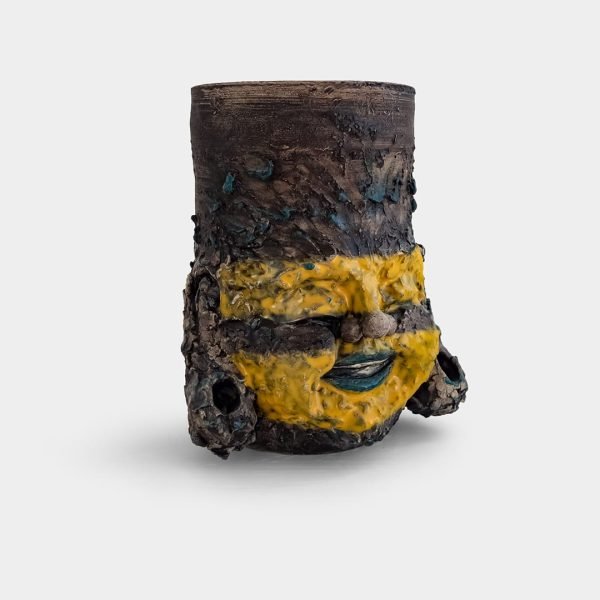 Jarrón de cerámica con rostro de Hotei pintado como Tecatzlipocatl y símbolo maya grabado – pieza de Tlalticpac (Vayú)