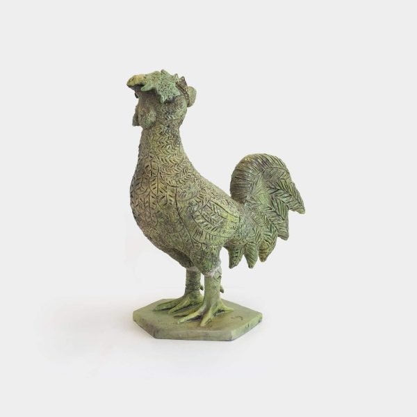 Escultura cerámica de gallo con máscara de águila, símbolo de liderazgo y visión