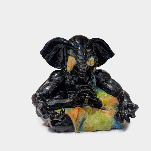 Escultura cerámica de Ganesh en posición de loto, con acabado en engobe negro y wash cerámico, tamaño 56 x 50 x 46 cm