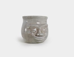 Vasito mezcalero de cerámica cono 10 con esmaltes minerales y polvo de hueso, con diseño inspirado en Los Siete Sabios del Equilibrio de Vayú, Tlalticpac.